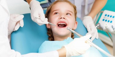 Descubra por que você deve levar o seu filho ao odontopediatra